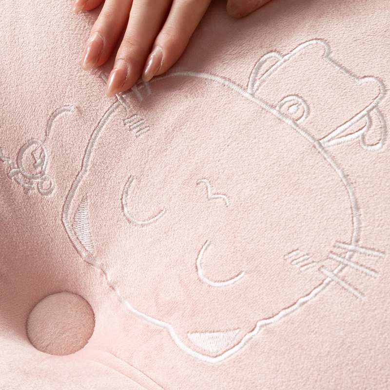 クッション くまさん刺繍入り三角背もたれクッション